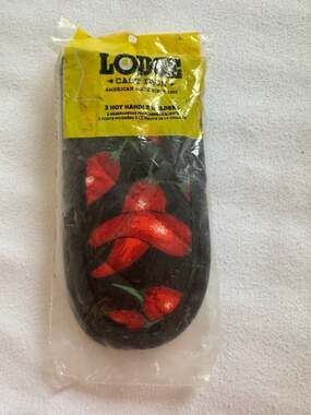 Lodge Cast Iron 2 Pack Hot Handle Holders Red Chili Pepper Pattern
